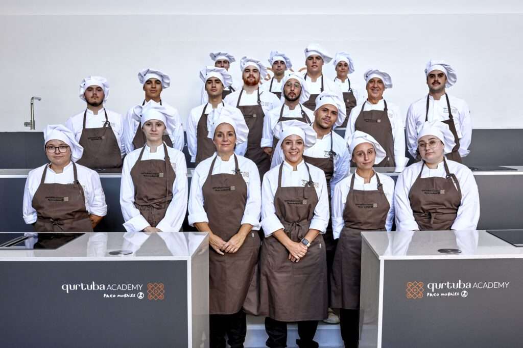 Alumnos de la escuela superior de hosteleria de españa aprendes sobre cocina