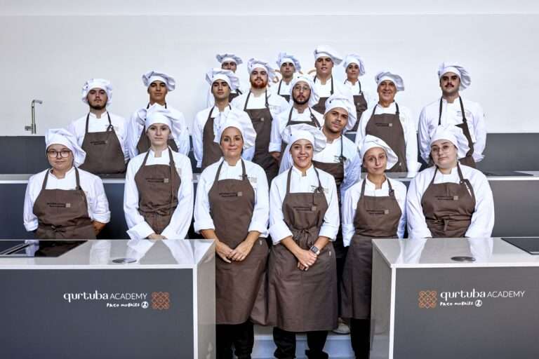 Alumnos de la escuela superior de hosteleria de españa aprendes sobre cocina