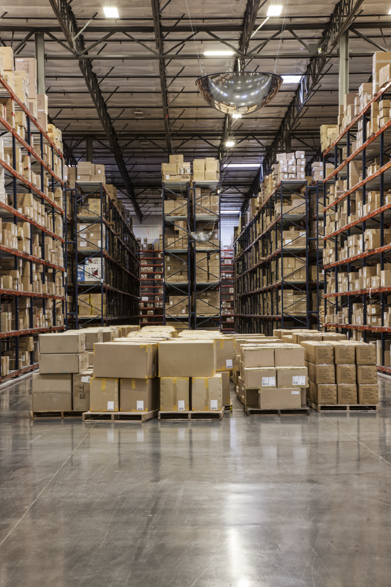 Almacen logsitco de FPLogis con cajas y pedidos en estanterias