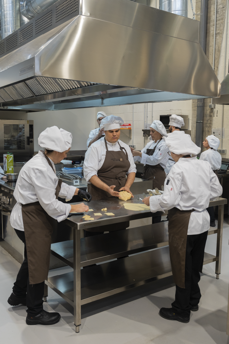 Alumnos de la escuela superior de hostelería de españa aprenden de forma dual, teórica y práctica, las recetas más importantes de la gastronomia en campus cordoba