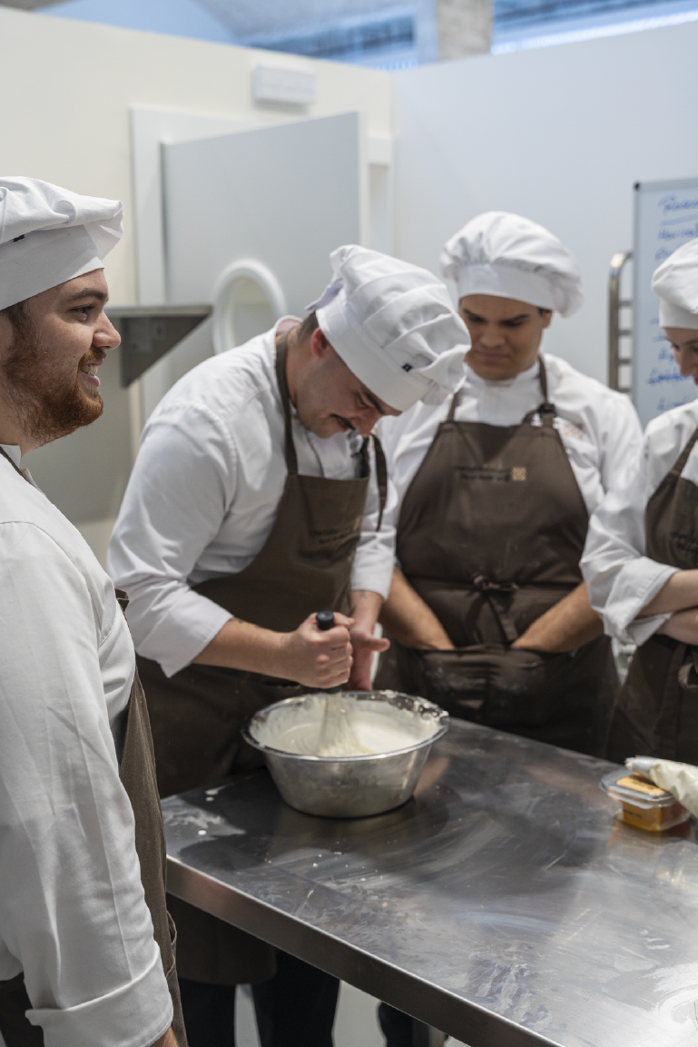 Alumnos de la escuela superior de hosteleria de españa ESHE aprenden a cocinar una receta dulce y típica de cordoba en las maravillosas instalaciones de campus cordoba.