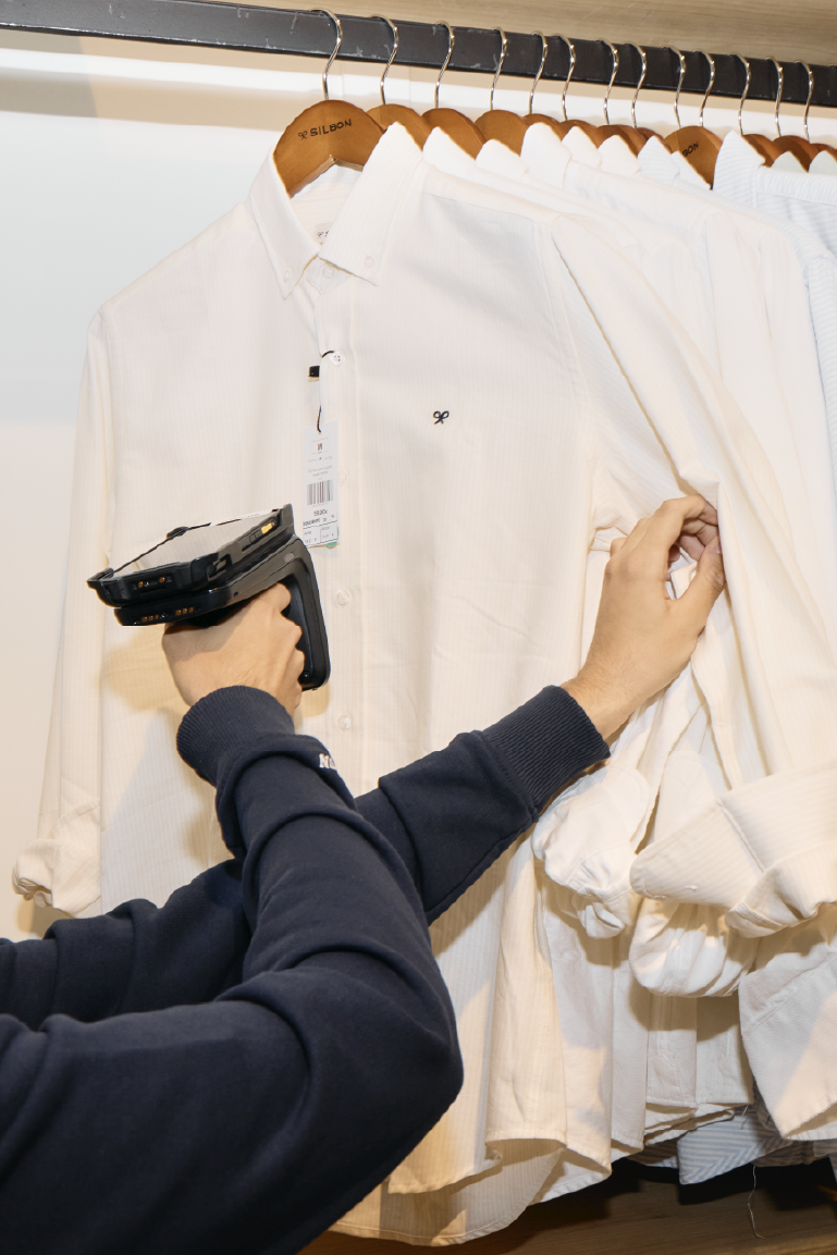 Manos que aprenden el etiquetado de prendas gracias a el curso de ventas y retail de silbon formacion en campus cordoba