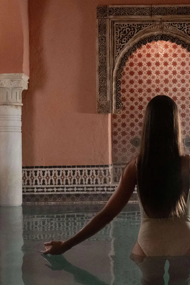 Epscaio de Hammam formacion en la que una alumna esta haciendo uso de las intalaciones del taller de hammam en campus cordoba