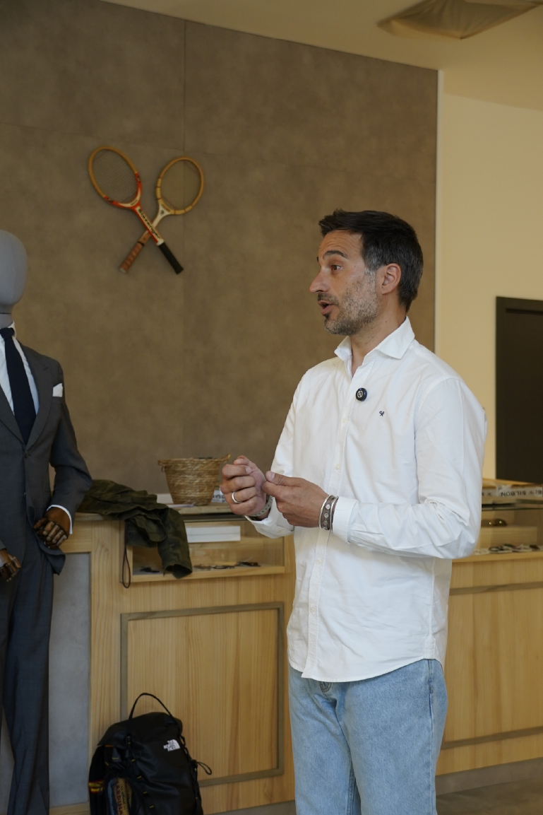 Profesional de Silbon en retail y marketing explica a los alumnos de Silbon formación el proceso de ventas