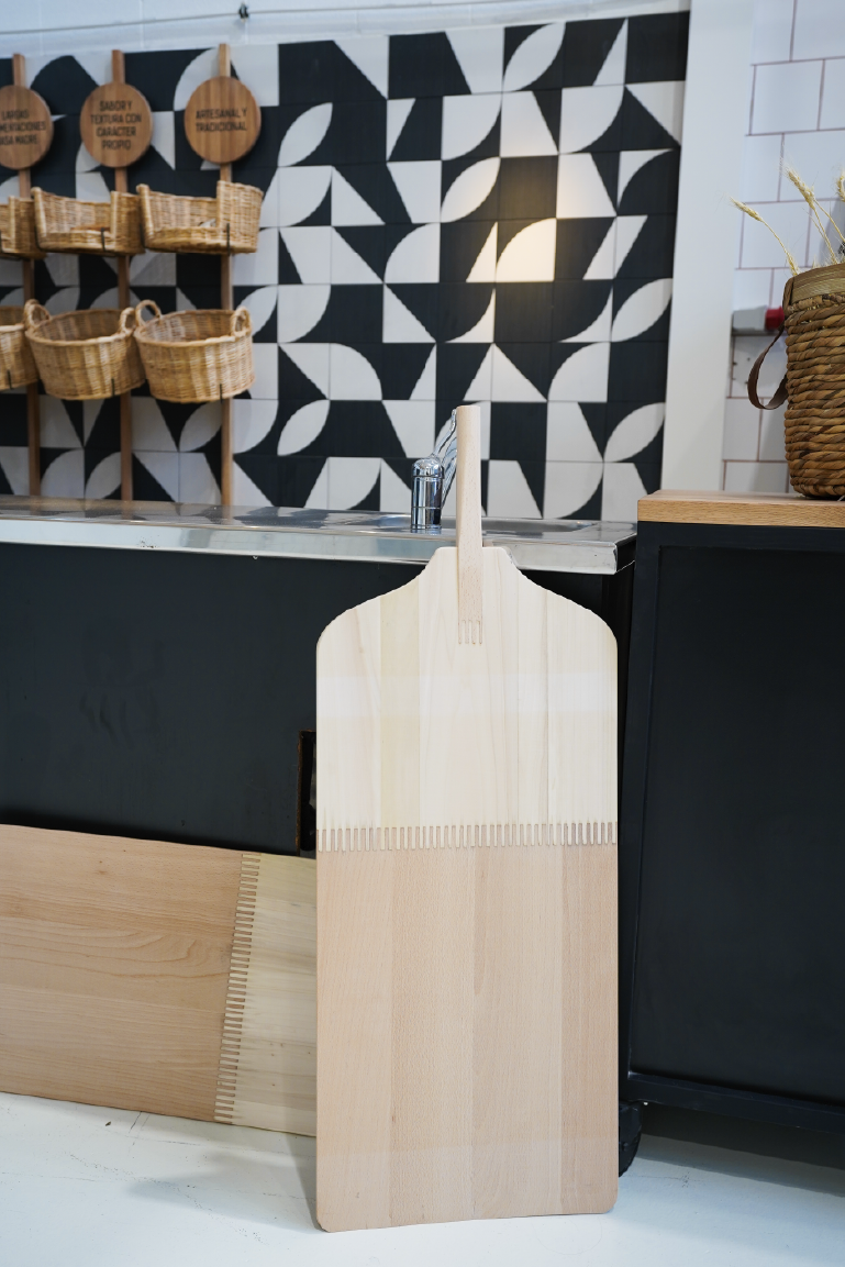 Tabla de madera con los que los alumnos de IBP center ponen los productos cuando los meten o sacan del horno